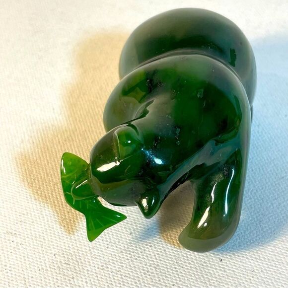 Canadian Nephrite Jade majestic Grizzly Bear with fish sculpture - Picture 1 of 17